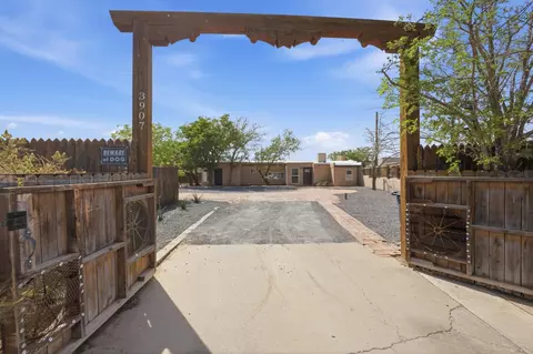 3907 3rd St NW, Albuquerque, NM 87107