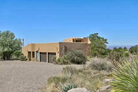 914 Tramway Ln NE, Albuquerque, NM 87122