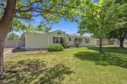8 Phillips Dr, Los Lunas, NM 87031