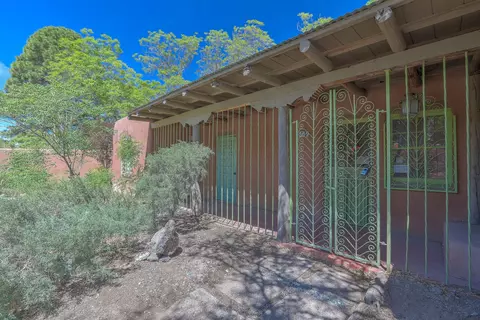 509 Chamiso Ln NW, Los Ranchos, NM 87107