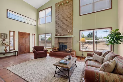 257 Sunnyslope St SW, Albuquerque, NM 87105
