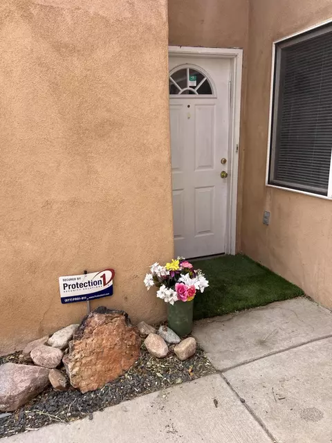 621 Desert Dr SW, Albuquerque, NM 87105