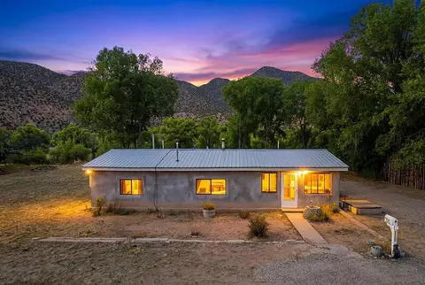 92 State Road 580 Rd, Dixon, NM 87527