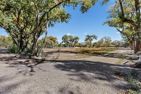 4870 Rio Grande Ln NW, Los Ranchos, NM 87107