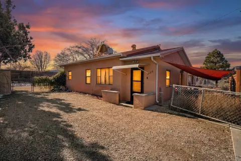 220 San Andres Ave NW, Albuquerque, NM 87107