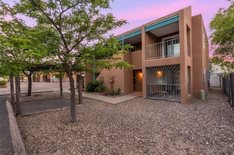 1809 Girard Blvd SE, Albuquerque, NM 87106