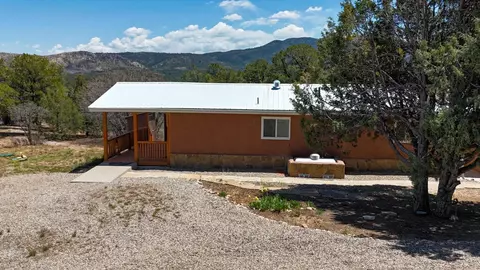 61 Rincon Rd, Regina, NM 87046