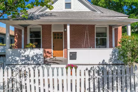 913 8th St NW, Albuquerque, NM 87102