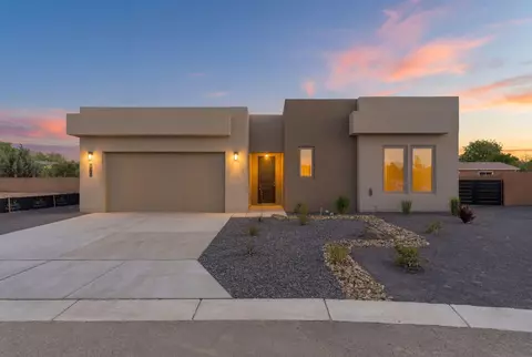 2312 Los Amigos Ln NW, Albuquerque, NM 87104