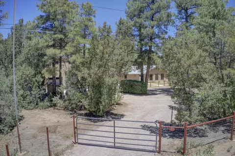 13 Robinhood Ln, Tijeras, NM 87059