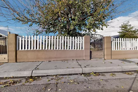 305 San Jose Ave SE, Albuquerque, NM 87102