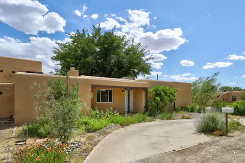 712 Green Valley Rd NW, Los Ranchos, NM 87107