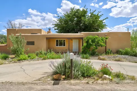 712 Green Valley Rd NW, Los Ranchos, NM 87107