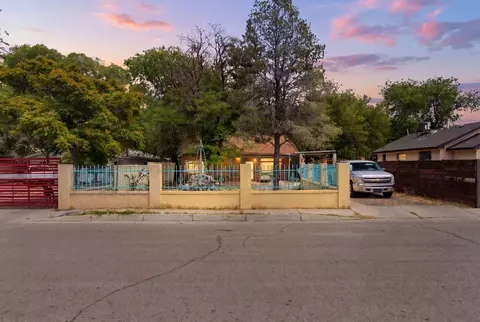 314 49th St NW, Albuquerque, NM 87105