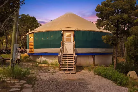 10 Canoncito Vista Rd, Tijeras, NM 87059