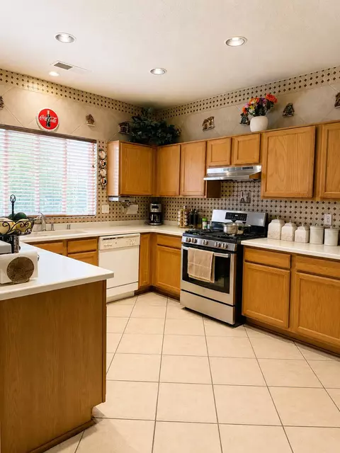 9904 Rio Corto Ave SW, Albuquerque, NM 87121