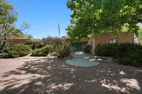 2425 Dietz Farm Rd NW, Los Ranchos, NM 87107
