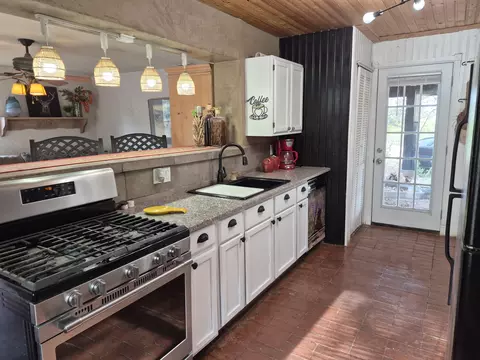 Kitchen - 74 Juniper Hill Loop, Cedar Crest, NM 87008 photo 3 of 9