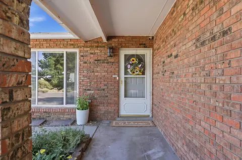 6621 Hensch Ave NE, Albuquerque, NM 87109