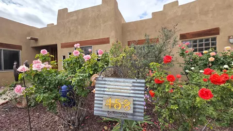 458 Calle De Wences, Los Lunas, NM 87031