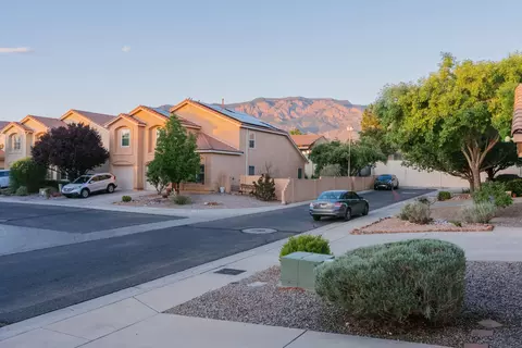 9232 Bluewood Ln NE, Albuquerque, NM 87122