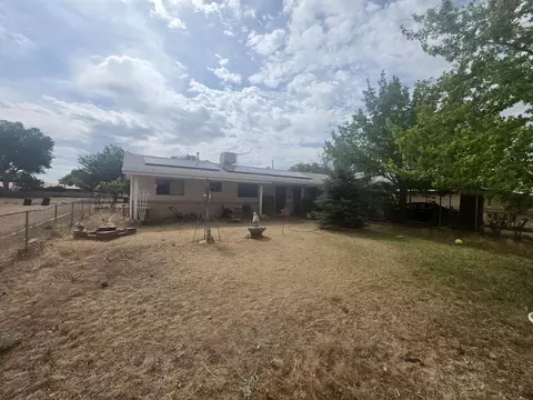 2422 Willow Rd, Los Lunas, NM 87031