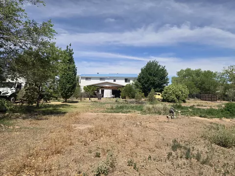 13 Whitehouse Rd, Los Lunas, NM 87031