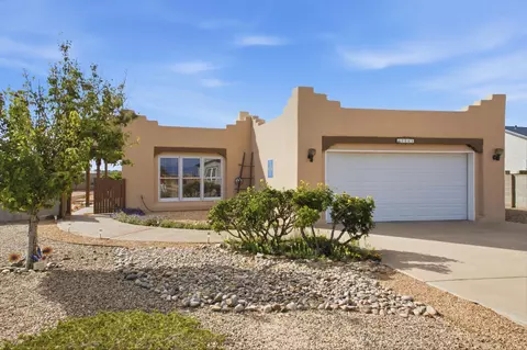 1061 Crestview Dr SW, Los Lunas, NM 87031