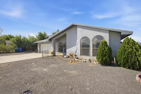 1070 Peach Ct, Los Lunas, NM 87031
