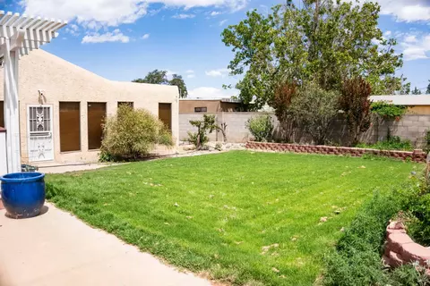 2430 Palomas Dr NE, Albuquerque, NM 87110
