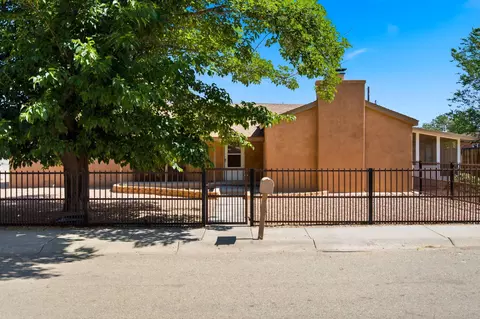 105 Green Valley Rd NW, Los Ranchos, NM 87107