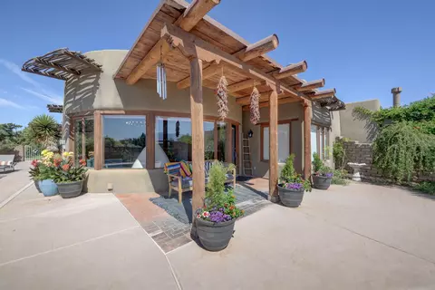 77 Dulce Ct, Corrales, NM 87048