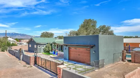 412 El Pueblo Rd NW, Los Ranchos, NM 87114