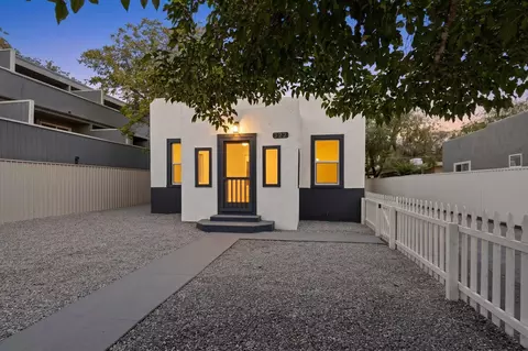 322 Princeton Dr SE, Albuquerque, NM 87106