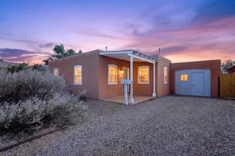 423 Alcazar St NE, Albuquerque, NM 87108