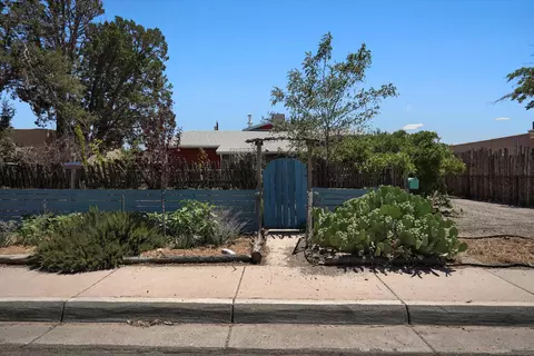 806 Delamar Ave NW, Albuquerque, NM 87107