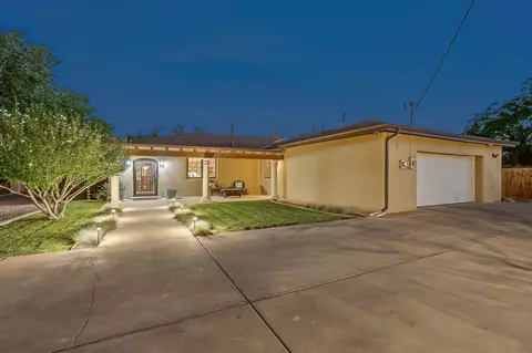 334 Vineyard Rd NW, Los Ranchos, NM 87107