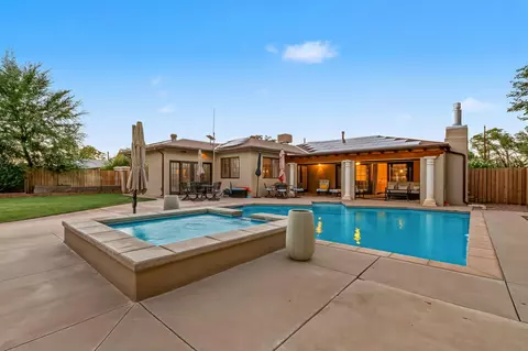 334 Vineyard Rd NW, Los Ranchos, NM 87107