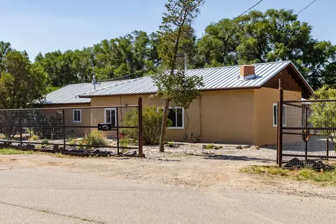 2016 Louise Ave SW, Albuquerque, NM 87105