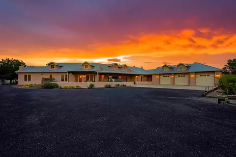 325 Braught Ln, Bosque Farms, NM 87068