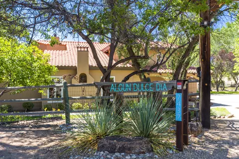 7437 Rio Grande Blvd NW, Los Ranchos, NM 87107