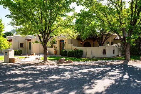 705 Los Prados De Guadalupe Dr NW, Los Ranchos, NM 87107