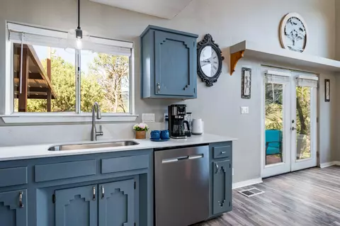 Kitchen - 7 Mulberry Loop, Cedar Crest, NM 87008 photo 2 of 3