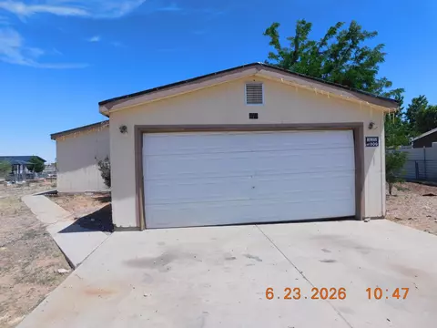 673 Meadowlake Rd, Los Lunas, NM 87031
