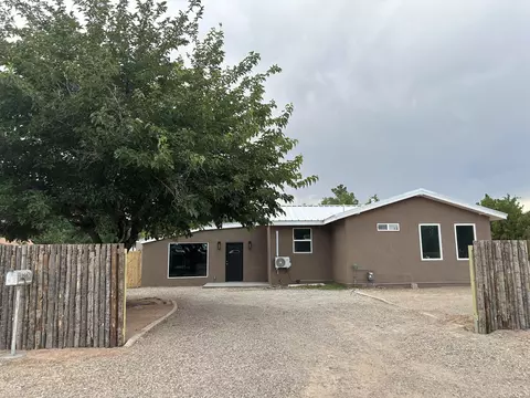 6667 Elwood Dr NW, Los Ranchos, NM 87107