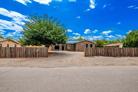 6667 Elwood Dr NW, Los Ranchos, NM 87107