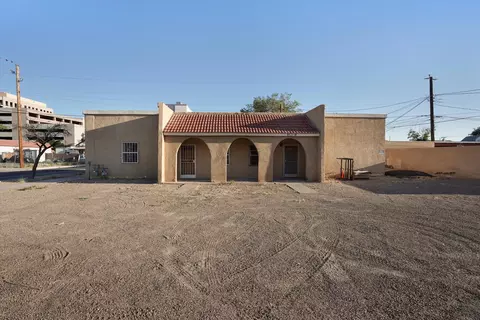 913 5th St NW, Albuquerque, NM 87102