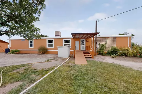 8 Kimberling Dr, Los Lunas, NM 87031