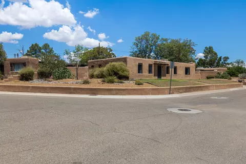 815 Rio Vista Cir SW, Albuquerque, NM 87105