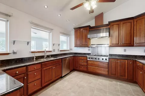 Kitchen - 26 Juniper Hill Loop, Cedar Crest, NM 87008 photo 5 of 6